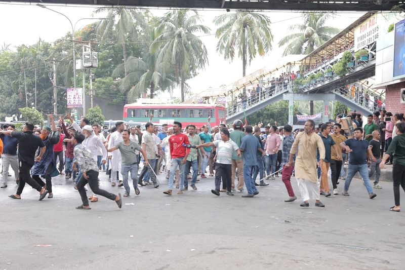 মিরপুর–১০ নম্বর গোল চক্করে কোটা সংস্কারের দাবিতে আন্দোলনরত শিক্ষার্থীদের ওপর হামলা হয়